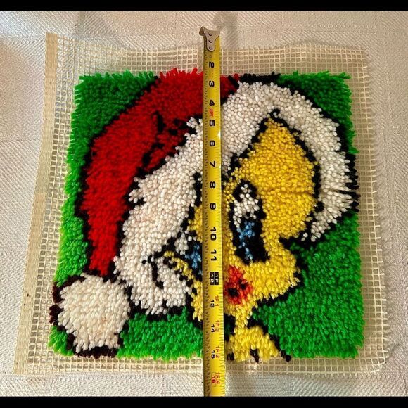 Warner Bros Looney Tunes Tweety Bird Christmas Finished Latch Hook Kit - Picture 3 of 5
